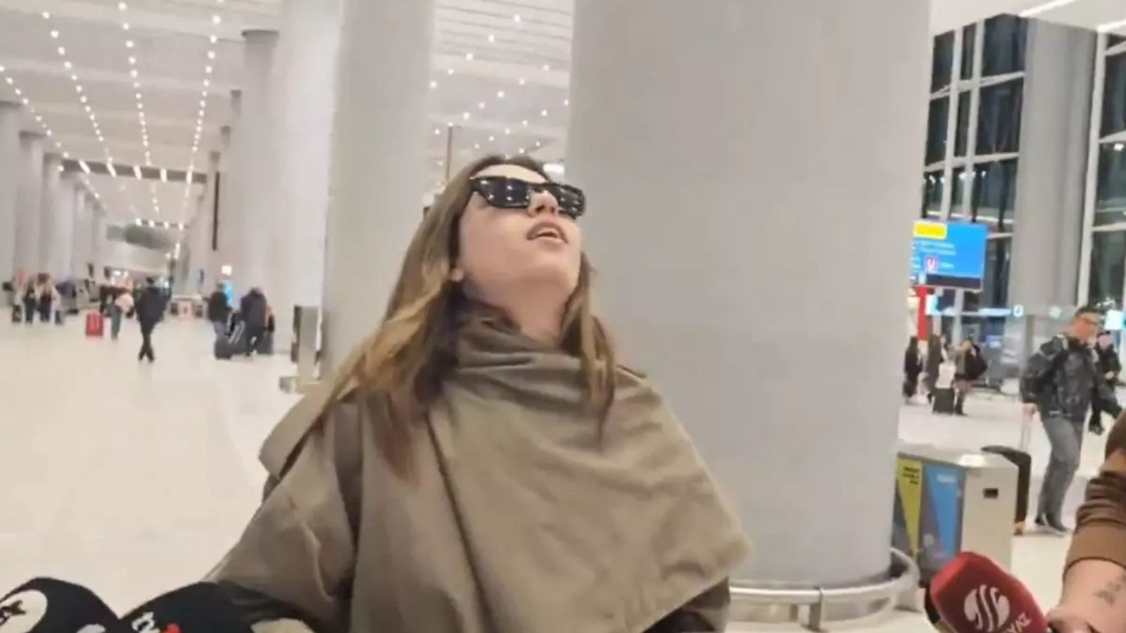 Afra Saraçoğlu - Magazinhabeleri.com