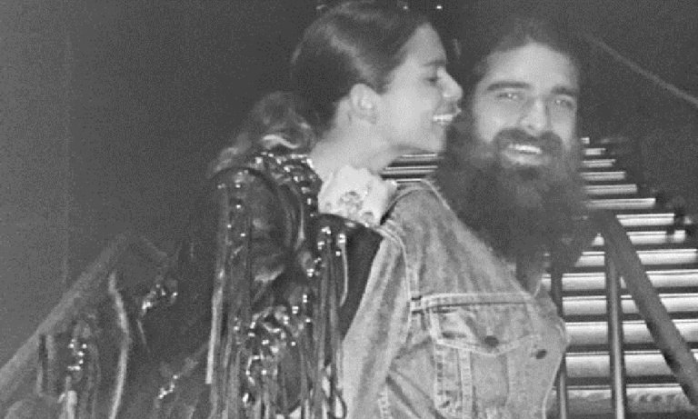 Eliz Sakuçoğlu’ndan “Öptük, Okşadık, Sarıldık” pozu!