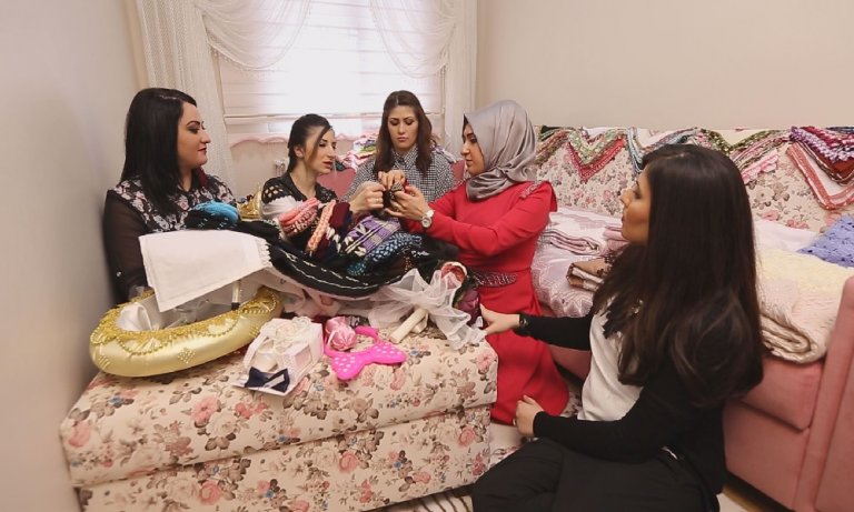 Gelin Evi’nde yarışmacılar ev sahibine öyle bir hediye verdi ki!