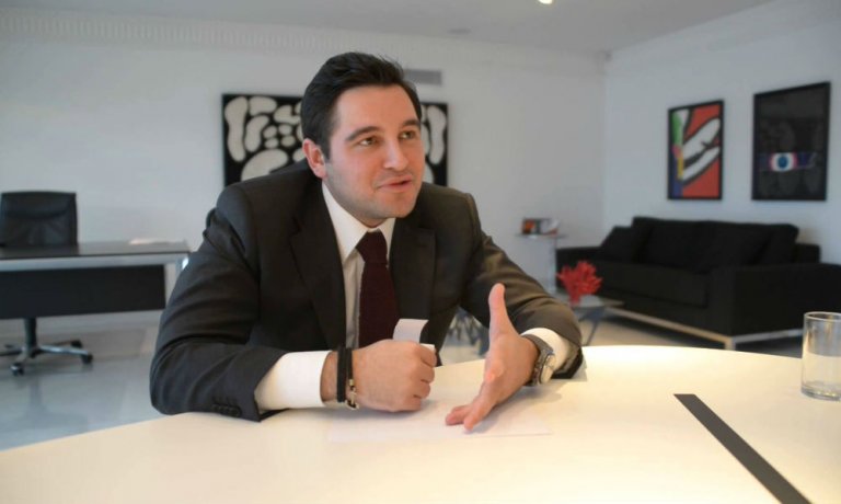 Ferrarisi ile baba kıza çarptı!