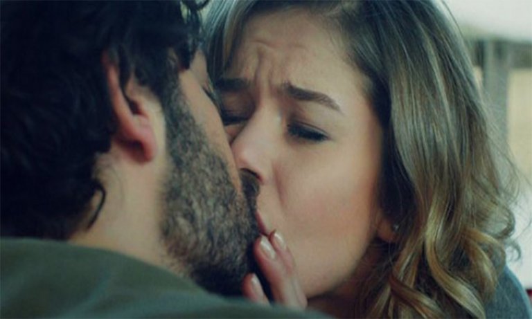 Hayat Şarkısı, Hülya ve Kerim’in öpüşme sahnesi sosyal medyayı salladı!
