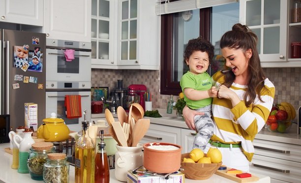 pelin-karahan-ogluyla-oynadigi-reklamdan-servet-8359817_4539_m