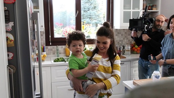 pelin-karahan-ogluyla-oynadigi-reklamdan-servet-8359817_9887_m