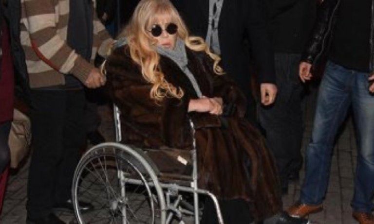 Zerrin Özer hastaneye kaldırıldı!