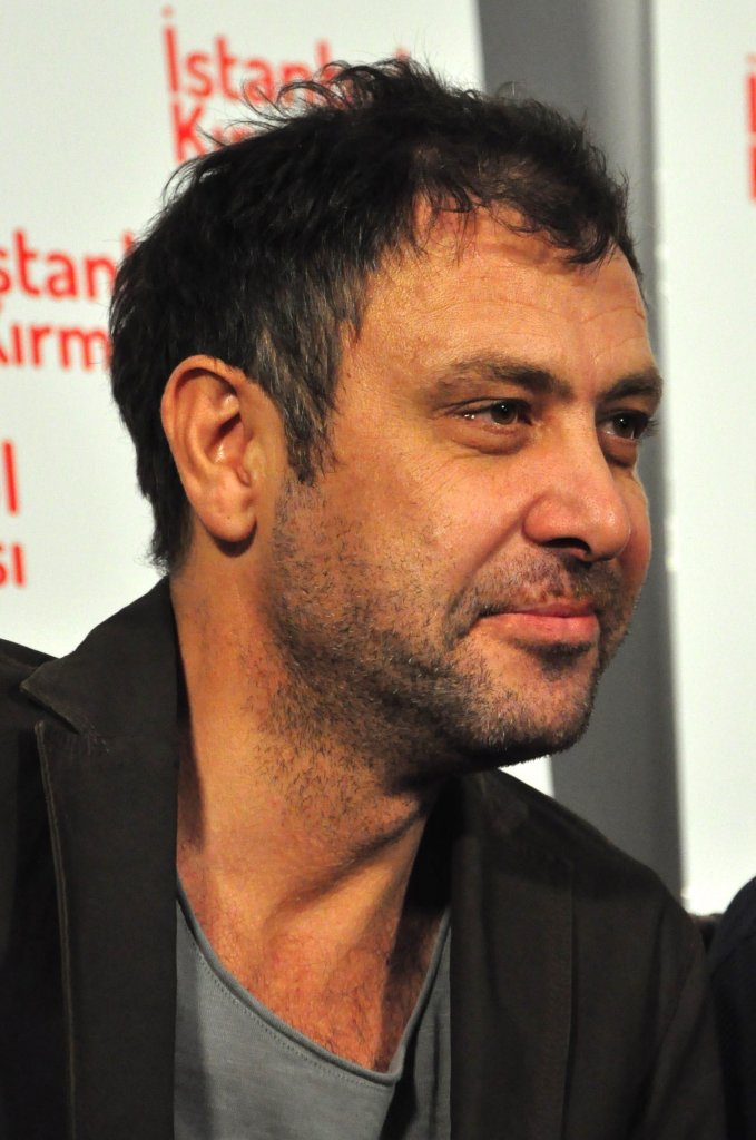 Çekimleri Büyükada'da devam eden, Ferzan Özpetek'in kendi kitabından beyaz perdeye uyarladığı "İstanbul Kırmızısı" filminin basın toplantısı Büyükada'da düzenlendi. Oyuncu Nejat İşler, oynadığı diğer projelerde olduğu gibi kafası karışık bir rol oynadığını ve izleyicinin çok farklı bir filmle karşılaşacağını anlattı. ( Musa Alcan - Anadolu Ajansı )