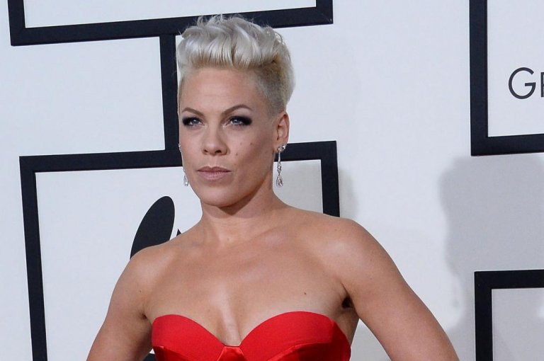 Şarkıcı Pink ‘ten Alice Harikalar Diyarında İçin Şarkı