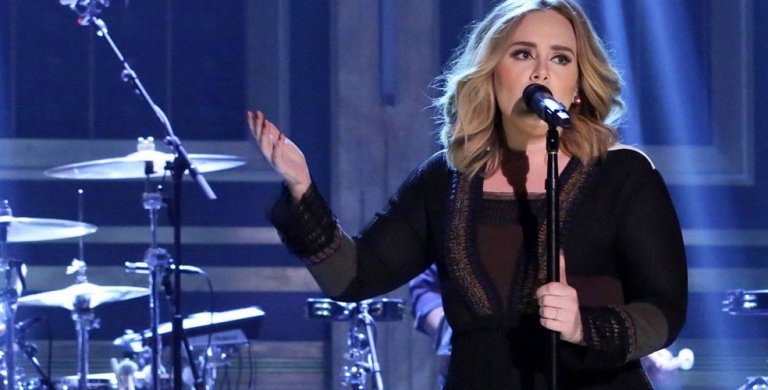 Adele konserde zor anlar yaşadı