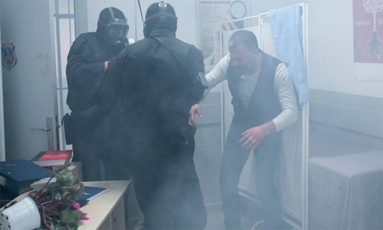 Arka Sokaklar 402. bölümde Mesut’un bulunduğu cezaevinde ortalık karışıyor!