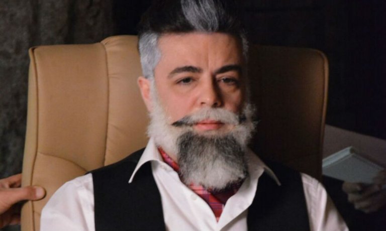 Burak Kut, yeni görünümüyle hayranlarını şaşırttı!