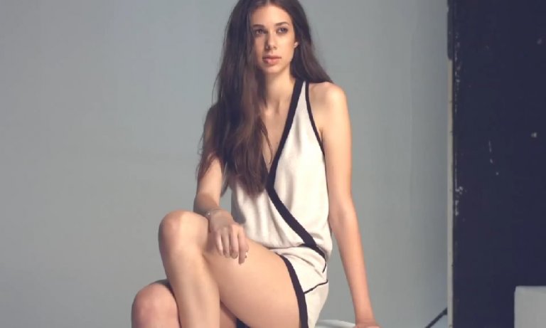 Defne Samyeli’nin kızı Deren’in cesur pozu sosyal medyada olay yarattı!