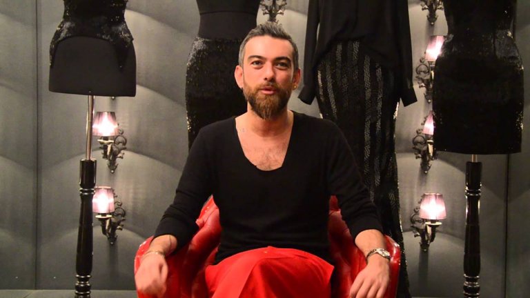 Hakan Akkaya’dan olay yaratan defile