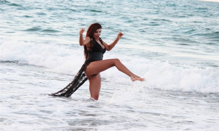 Hatice, buz gibi havada denize girdi klip çekti!