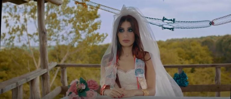 İrem Derici’nin Evlenmene Bak klibi yayınlandı