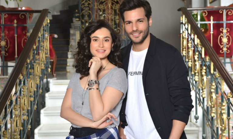 Hande Doğandemir, rol arkadaşı Serkan Çayoğlu ile aşk mı yaşıyor!