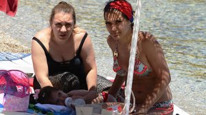 demet-akalin-kizi-hira-ile-halk-plajinda