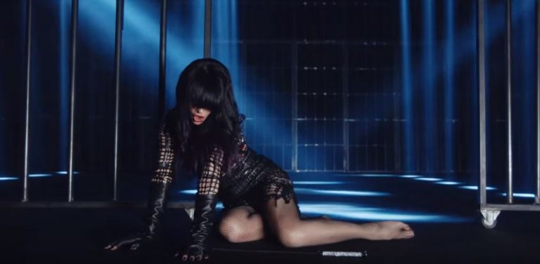 Hande Yener ‘’ Mor ‘’ klibini yayınladı