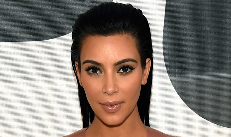 Kim Kardashian kalçalarından emoji yaptırdı