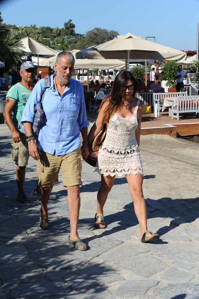 HAMDI ALKAN ESI SELEN GORGUZEL'LE BODRUM TATILINE DEVAM EDIYOR