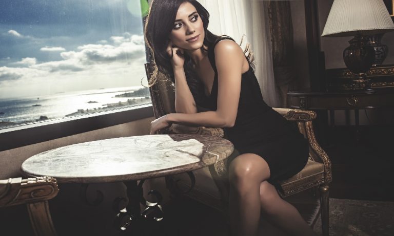 Cansu Dere, yeni dizisinde taşıyıcı anne rolünde olacak…