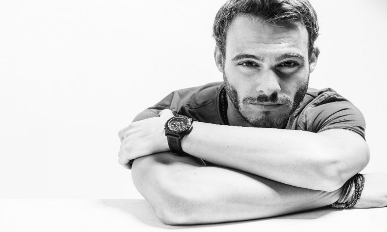Kerem Bursin’in son hali şoke etti. Kaslı vücudu ile adeta Yeşil Dev’e benzedi!