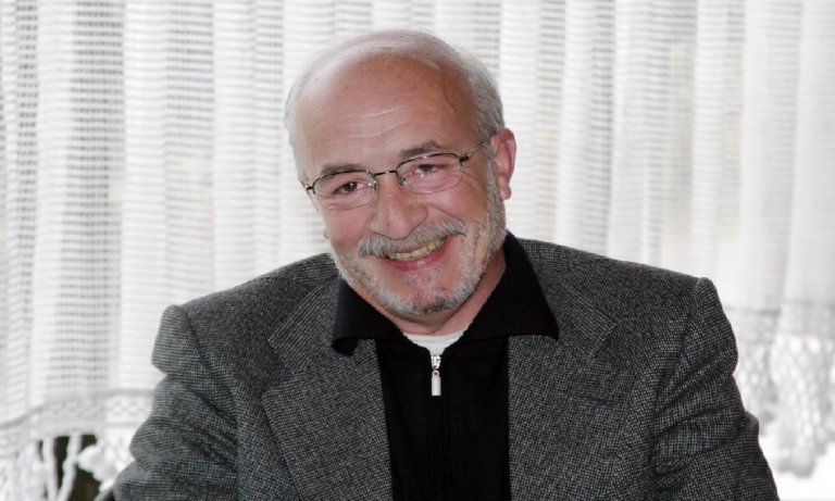 Kurtlar Vadisi’nin Ömer babası Emin Olcay, oyuncu Deniz Oral’dan parasını alamadığını açıkladı!