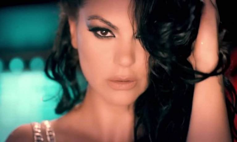 Ünlü şarkıcı Nez evlendi!