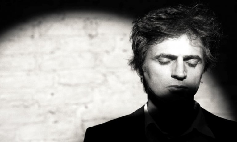 Teoman, mekanda bayanlara sarkıntılık ettiği iddiasıyla dövüldü!