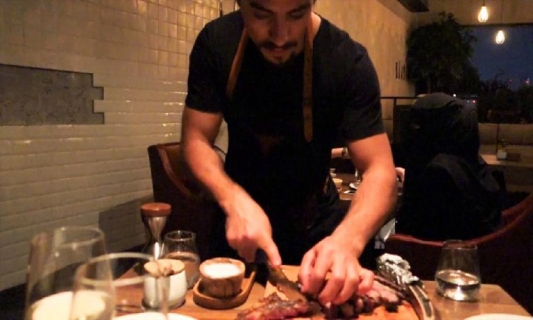 Sosyetik Kasap Nusret’in et kesme videoları, İngiliz basınında alay konusu oldu!