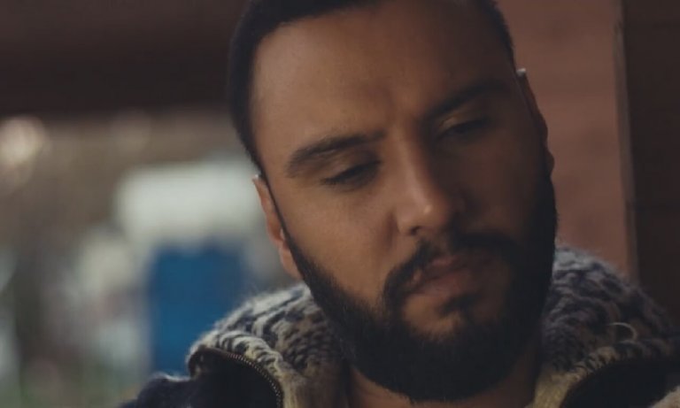 Cumhurbaşkanına verdiği sözü tutamayan Alişan, cansız mankenle poz verdi