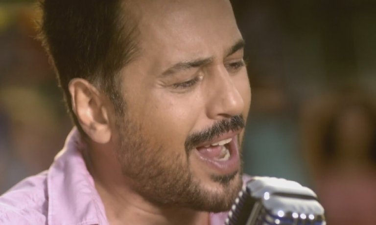 Emre Altuğ, “Arka Sokaklar”da çalan şarkısıyla sevinç şaşkınlığı yaşadı