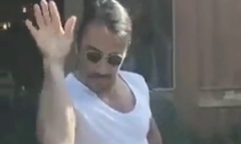 Hadise’den Nusret taklidi!