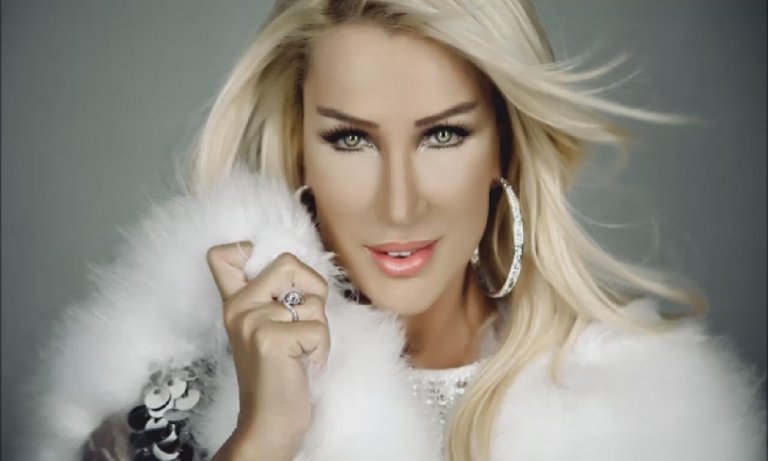 Seda Sayan Sevgililer Günü sürprizini paylaştı