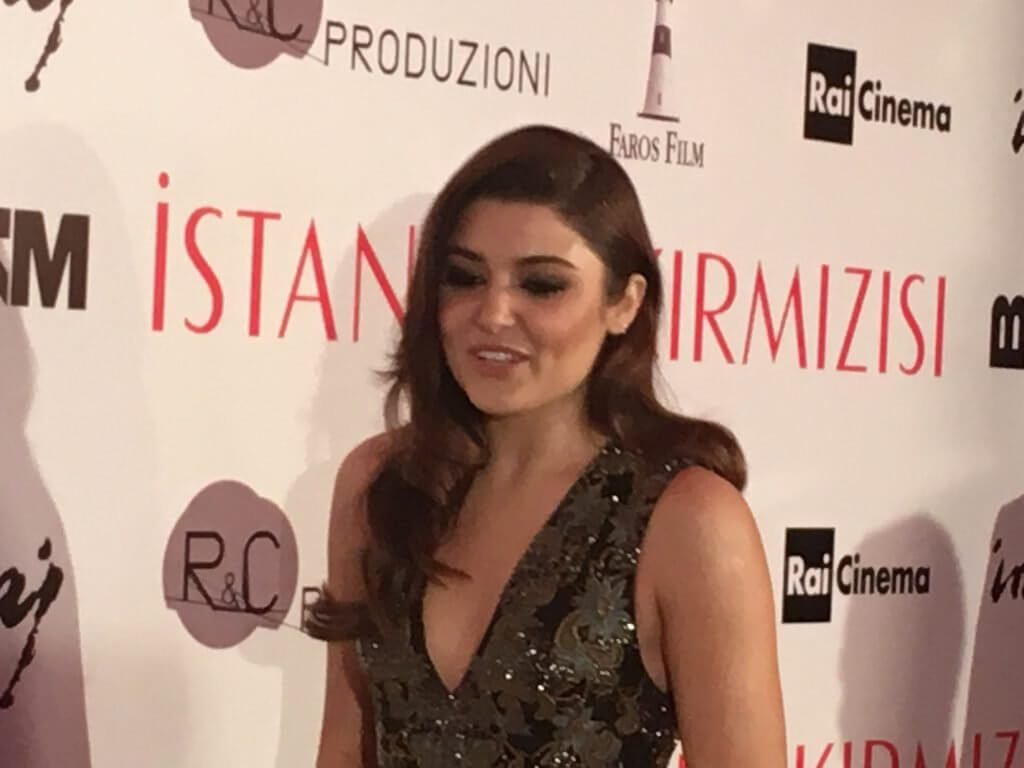 Tuğba Büyüküstün 'İstanbul Kırmızısı' Filminin Galasına Damga Vurdu