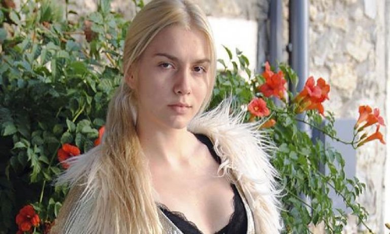 Aleyna Tilki, mor kürküyle motosiklete binip poz verdi