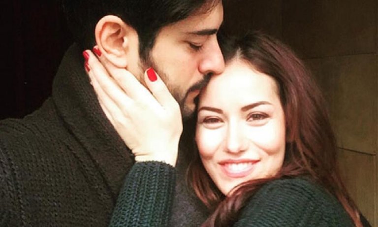 Nişan heyecanı yaşayan Burak Özçivit, ailesini havalimanında unuttu