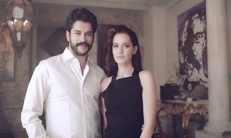Burak Özçivit, nişanlısı Fahriye Evcen’in ismini plakasına yazdırdı