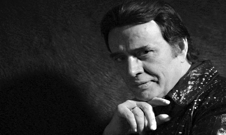 Erol Büyükburç mezarı başında anıldı, kızları gelmedi!