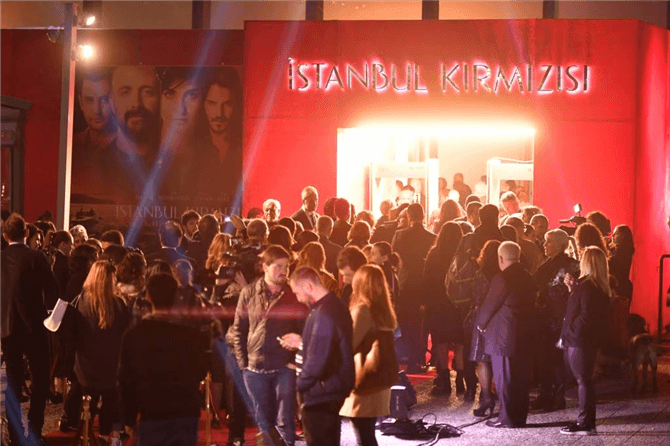 Tuğba Büyüküstün 'İstanbul Kırmızısı' Filminin Galasına Damga Vurdu