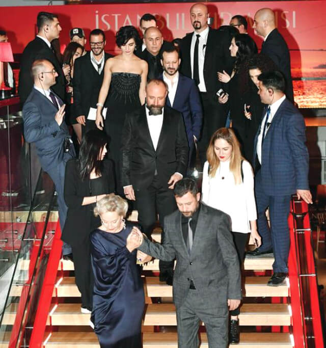Tuğba Büyüküstün 'İstanbul Kırmızısı' Filminin Galasına Damga Vurdu
