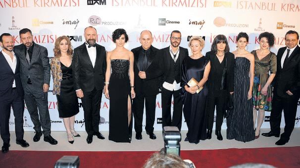 Tuğba Büyüküstün 'İstanbul Kırmızısı' Filminin Galasına Damga Vurdu
