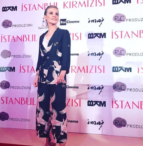 Tuğba Büyüküstün 'İstanbul Kırmızısı' Filminin Galasına Damga Vurdu