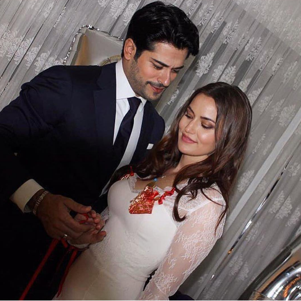 Burak Özçivit İle Fahriye Evcen Nişanlandı... Nişandan İlk Görüntüler