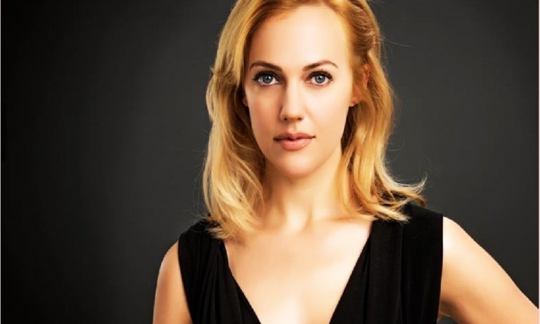 Meryem Uzerli’nin hayranları, kıvırcık saçlarına bayıldı