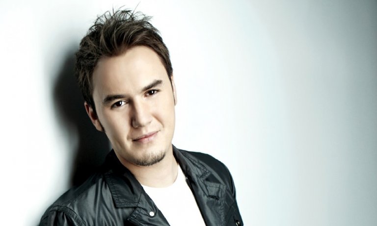 Mustafa Ceceli, fotoğraf çekimlerinde havada asılı kaldı!