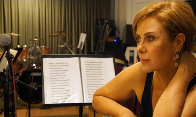 Zuhal Olcay’dan acı haber. Annesini kaybetti!