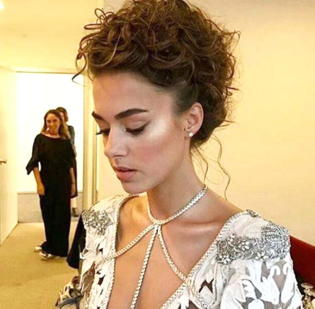 ‘İçerde’nin Galasına Bensu Soral’ın Göğüs Dekolteli Elbisesi Damga Vurdu