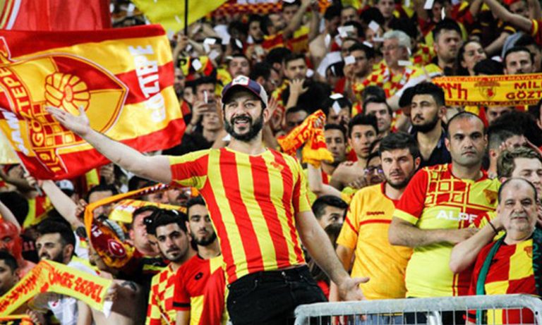 Rıza Kocaoğlu Göztepe Maçında Polis Zoruyla Dışarı Çıkarıldı