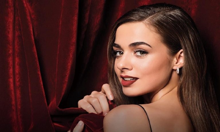 Bensu Soral sırt dekoltesiyle nefes kesti!