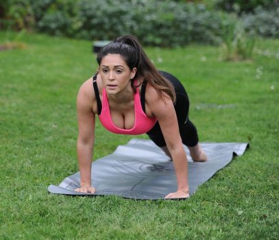 Casey-Batchelor-iki-yoga