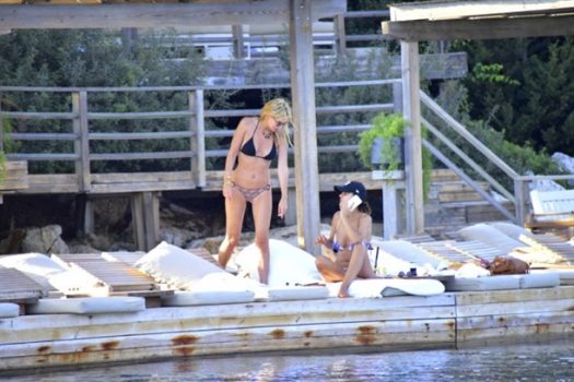 elif-durustun-bikinili-hali-plaji-yerinden-oynatti